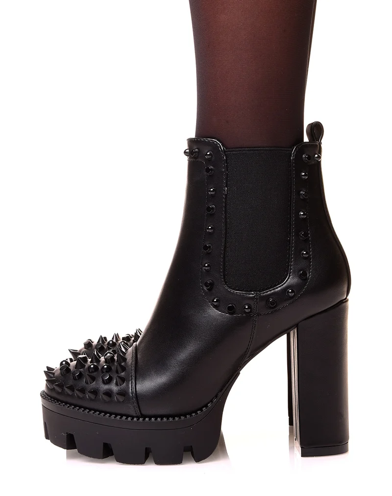 Bottines noires à talons et à semelles crantées ajourées de clous