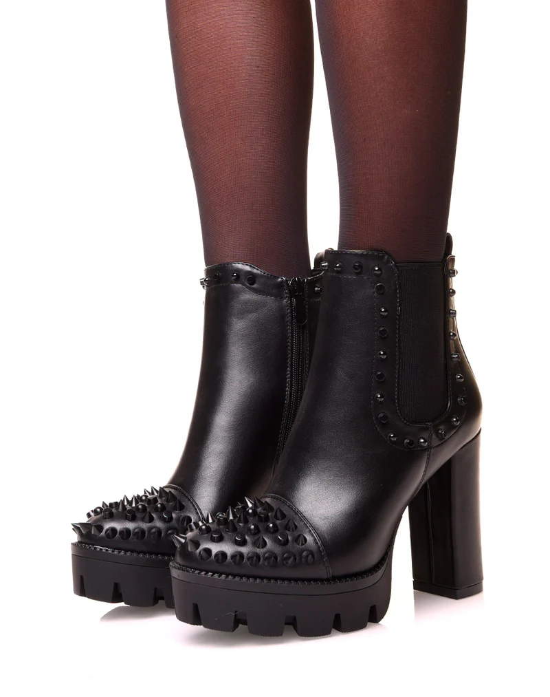 Bottines noires à talons et à semelles crantées ajourées de clous