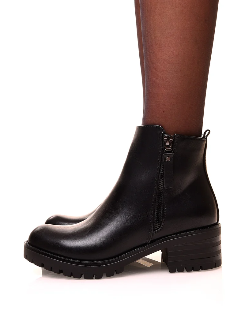 Bottines noires à fermeture décorative et semelle crantée