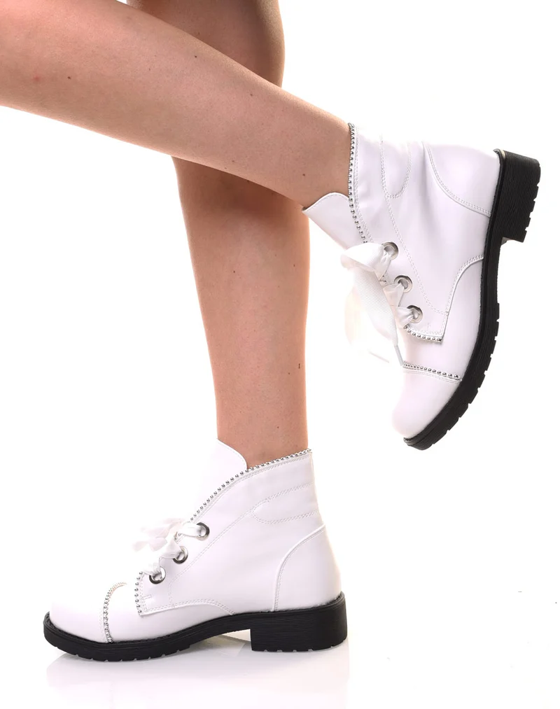 Bottines blanches cloutées à semelles épaisses