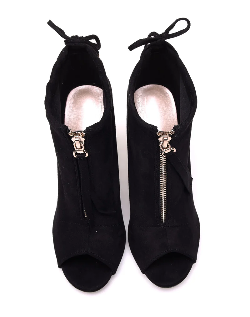 Sandales noires à talons en suédine