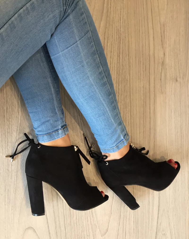 Sandales noires à talons en suédine