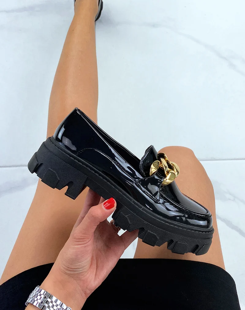 Mocassins noires vernies à semelles épaisse et chaine dorée