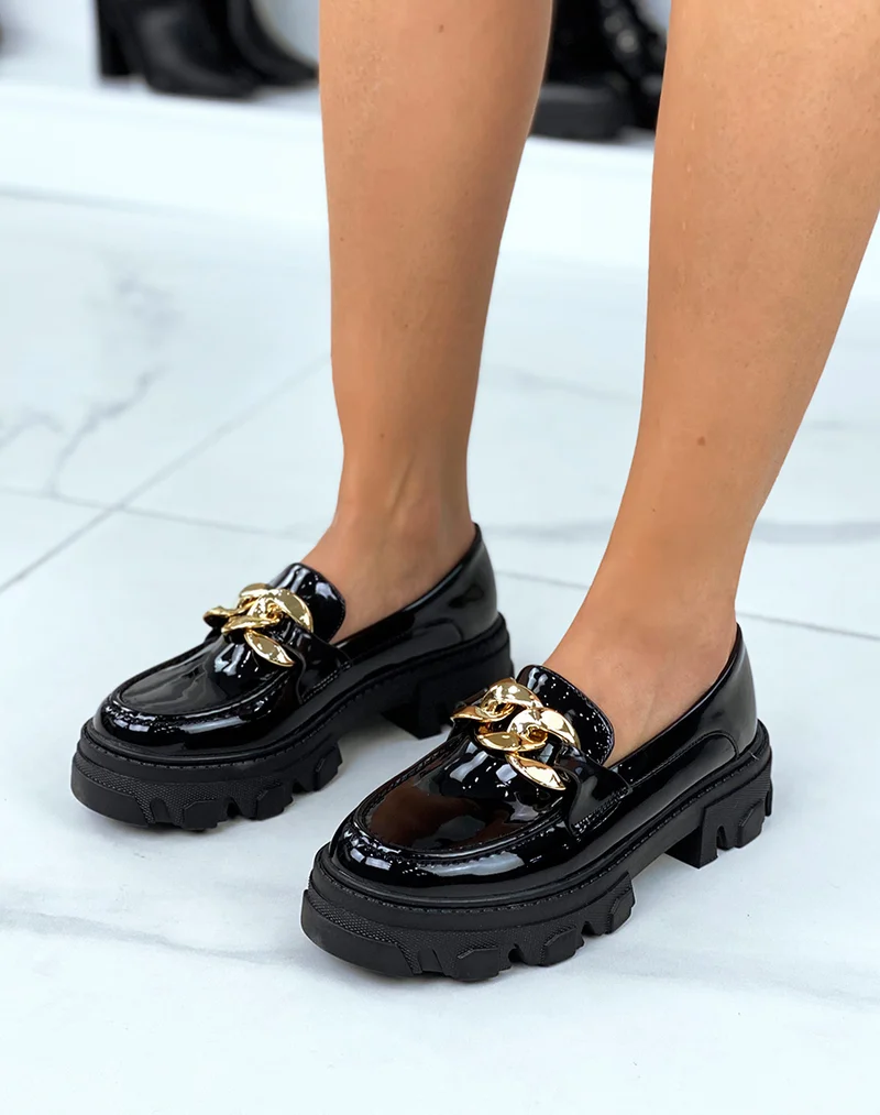 Mocassins noires vernies à semelles épaisse et chaine dorée