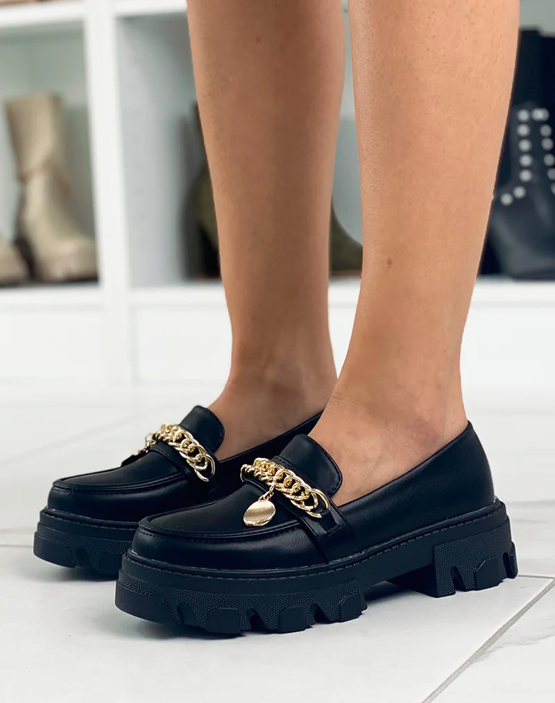 Mocassins noirs à chaîne et bijou doré et semelle crantée