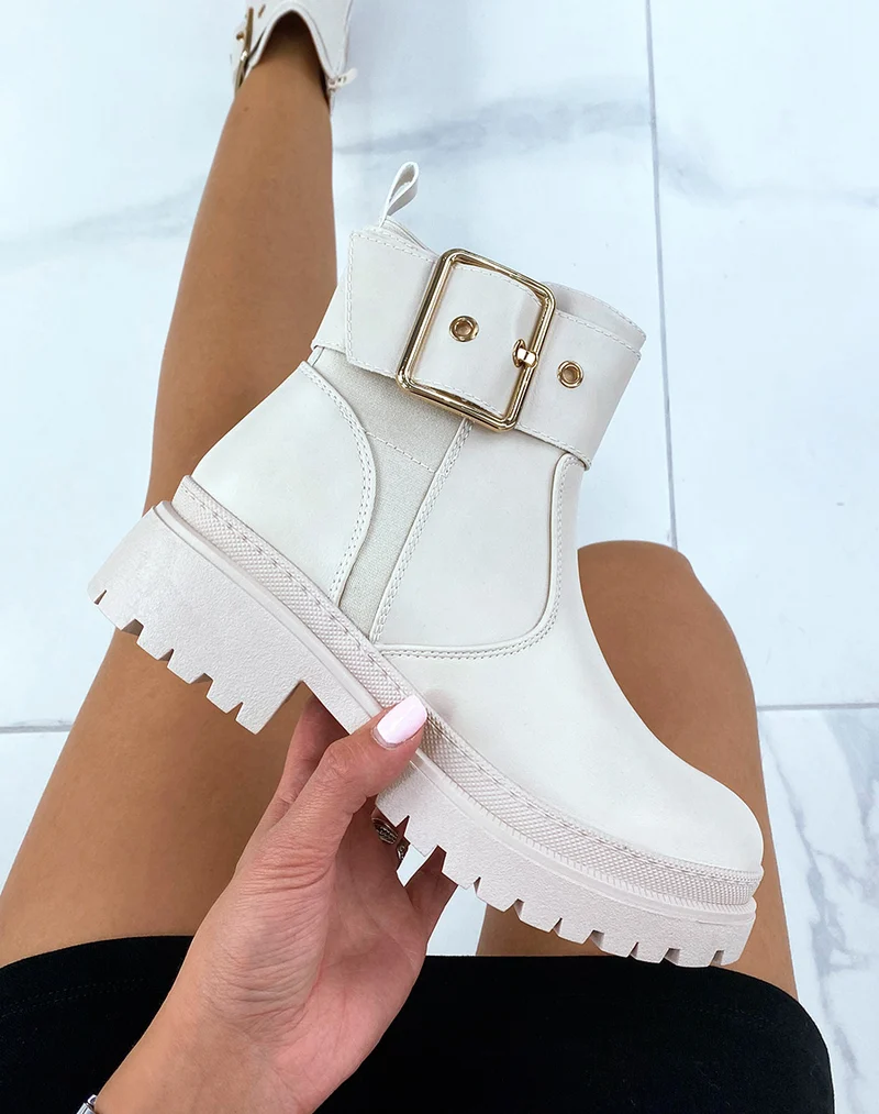Bottines beiges à lanière épaisse et dorée