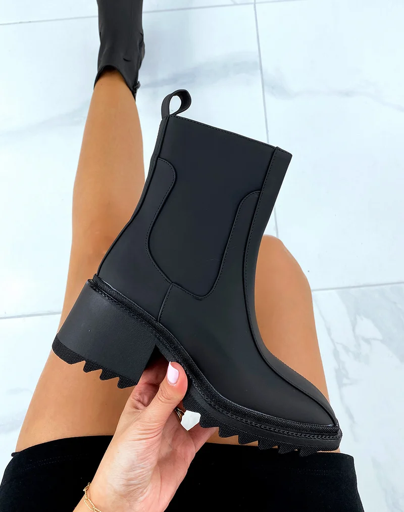 Bottines à talon noires gommées avec surpiqures