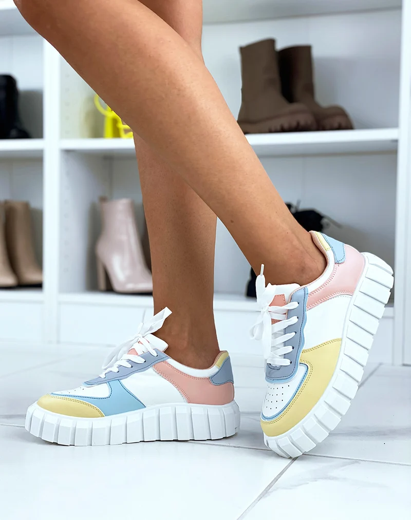 Baskets blanches à empiècements bleus jaunes et roses et grosse semelle