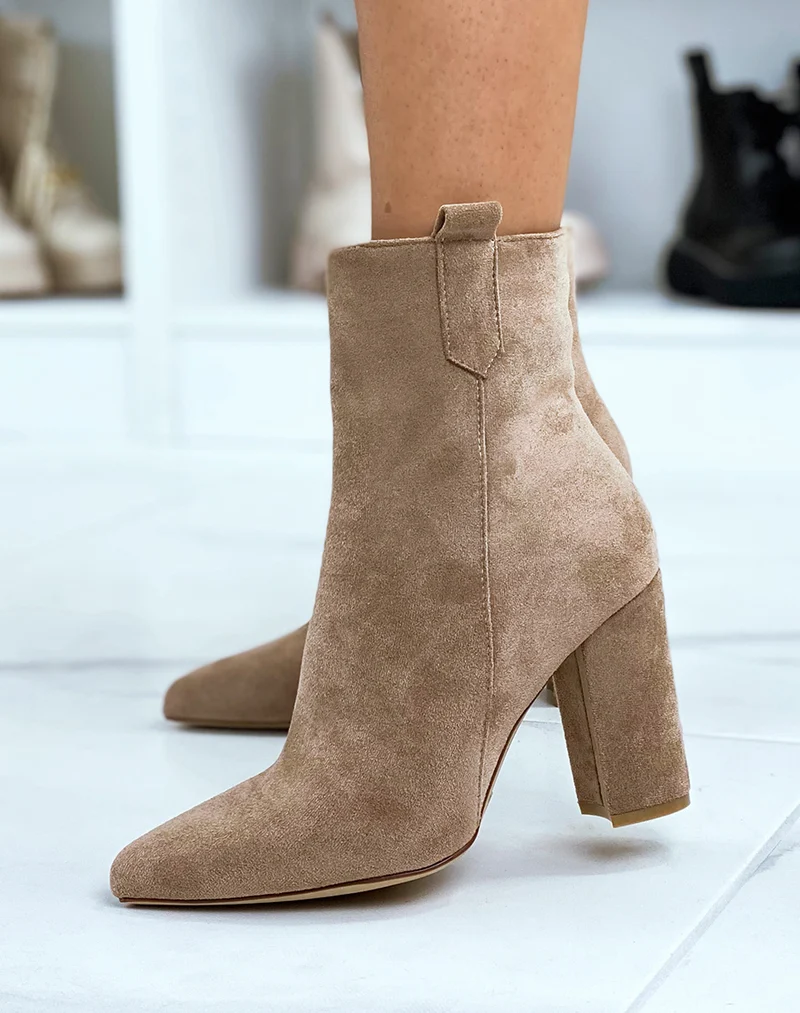 Bottines marrons en suédine à talon et bout pointu