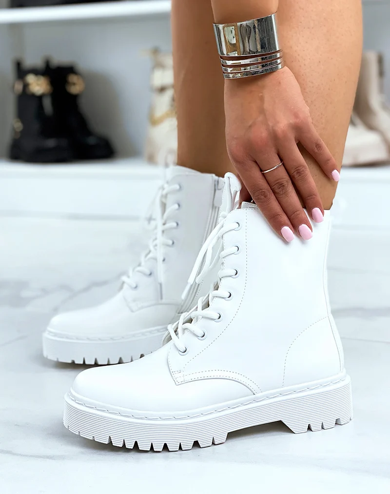 Bottines blanches montantes à semelle plate lacées