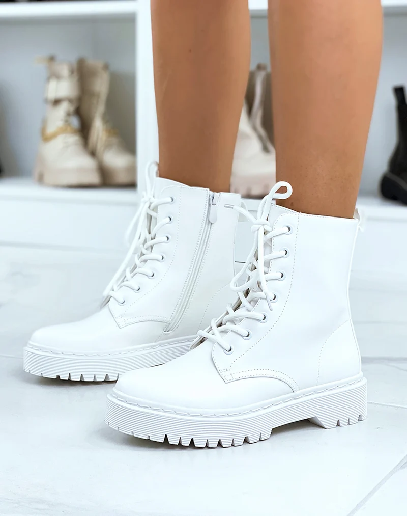 Bottines blanches montantes à semelle plate lacées