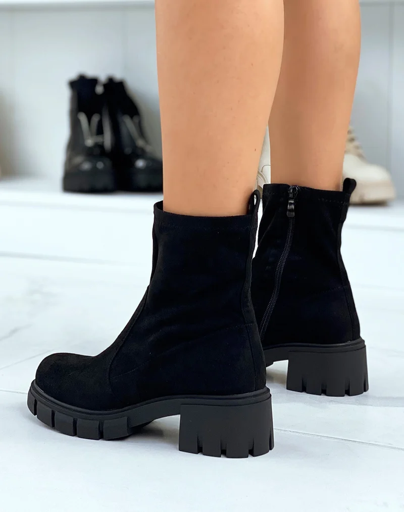 Bottines noires souples en suédine à talon cranté
