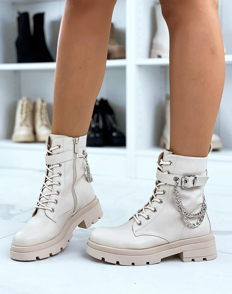 Bottines beiges à chaîne argentée