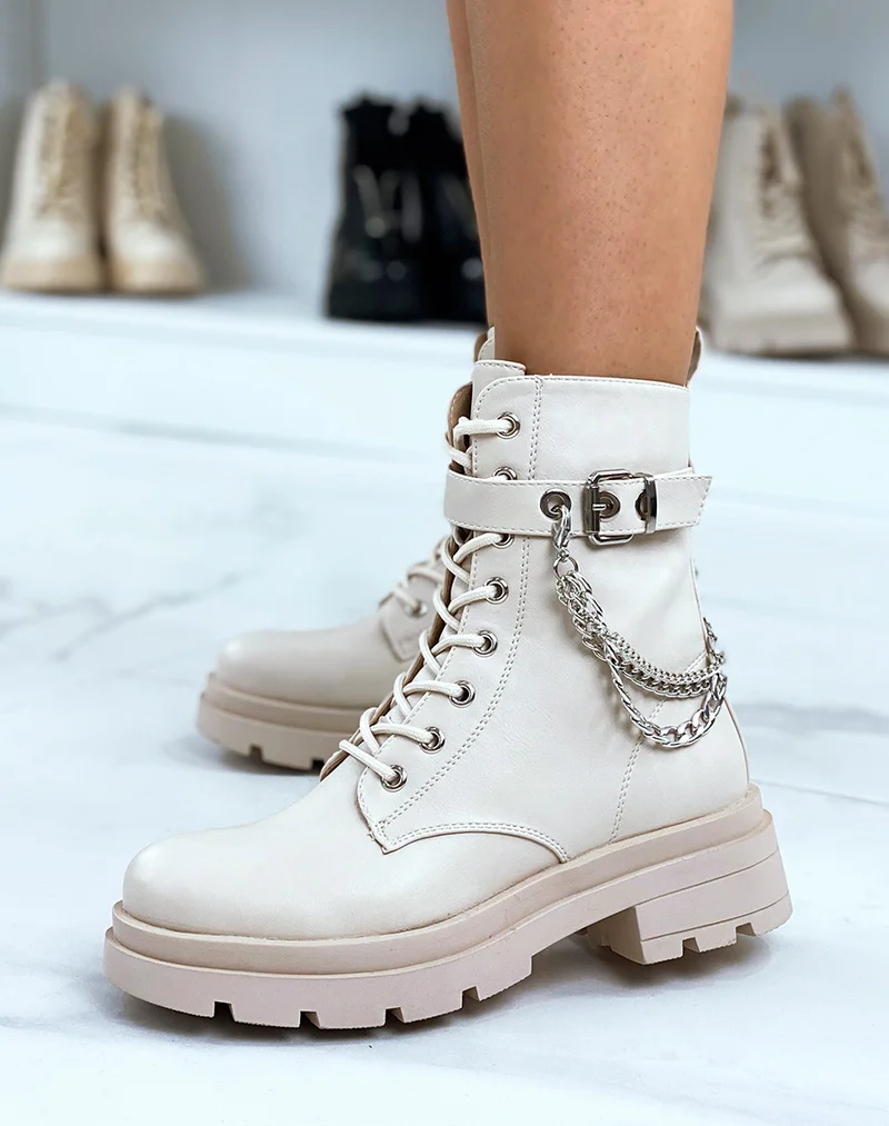 Bottines beiges à chaîne argentée