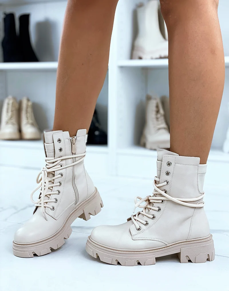 Bottines beiges montantes à lacets et semelle talonnée