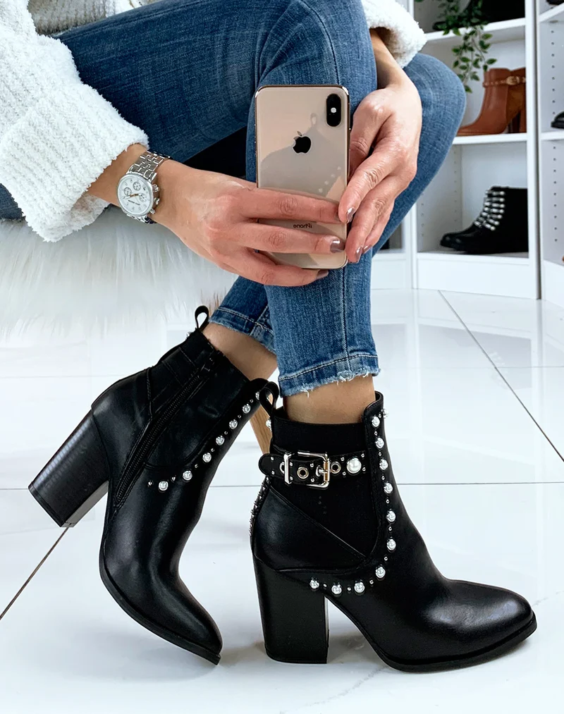 Bottines à talon noires perlées