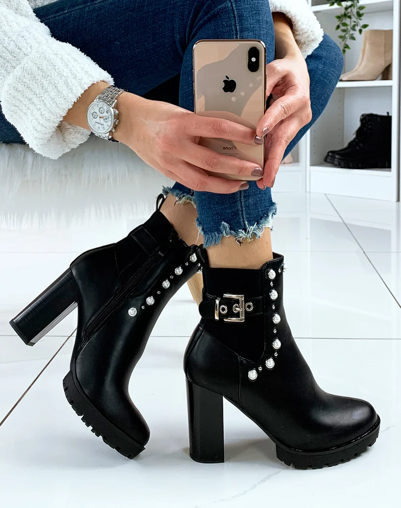 Bottines noires à talon ornées de perles