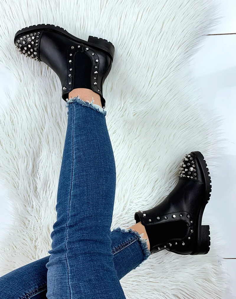 Chelsea boots noires à ornements argentés