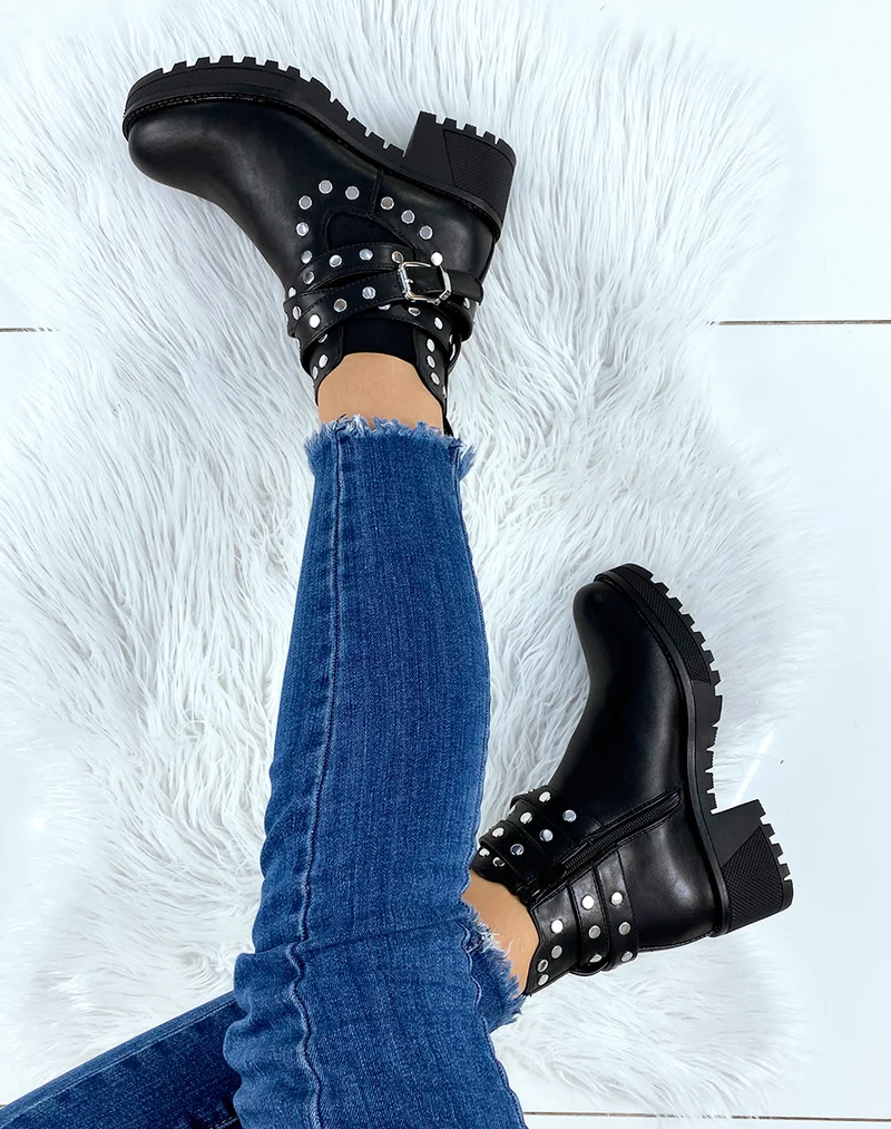 Bottines noires cloutées et semelles crantées