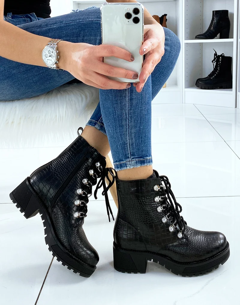 Bottines montantes lacées noires effet croco à strass