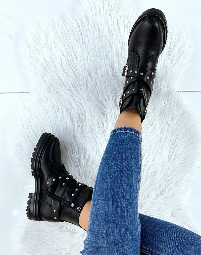 Bottines noires à sangles cloutées