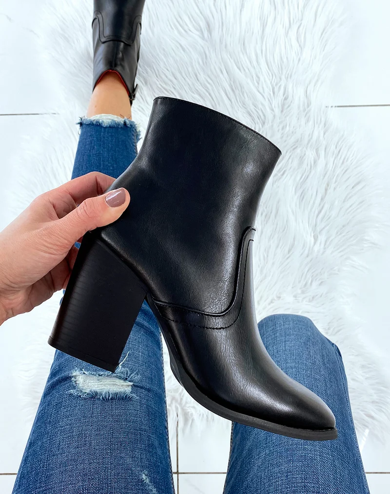 Bottines noires à talon et à bout carré
