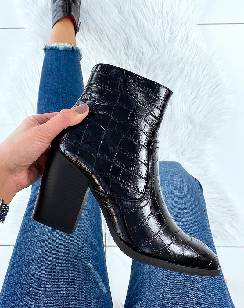 Bottines croco noir à talon et à bout carré