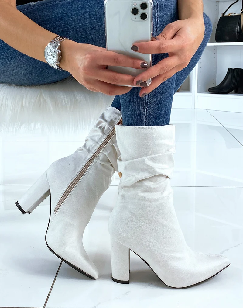Bottines à talon beiges plissées à bout pointu