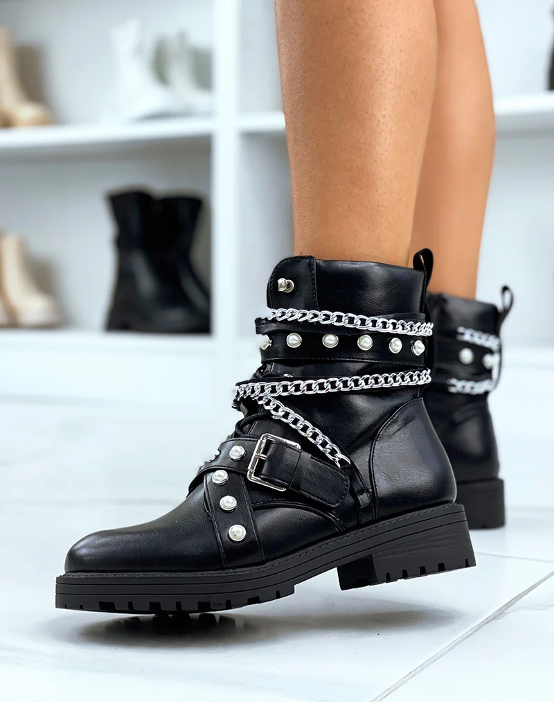 Bottines noires montantes cloutées et perlées à chaines argentées
