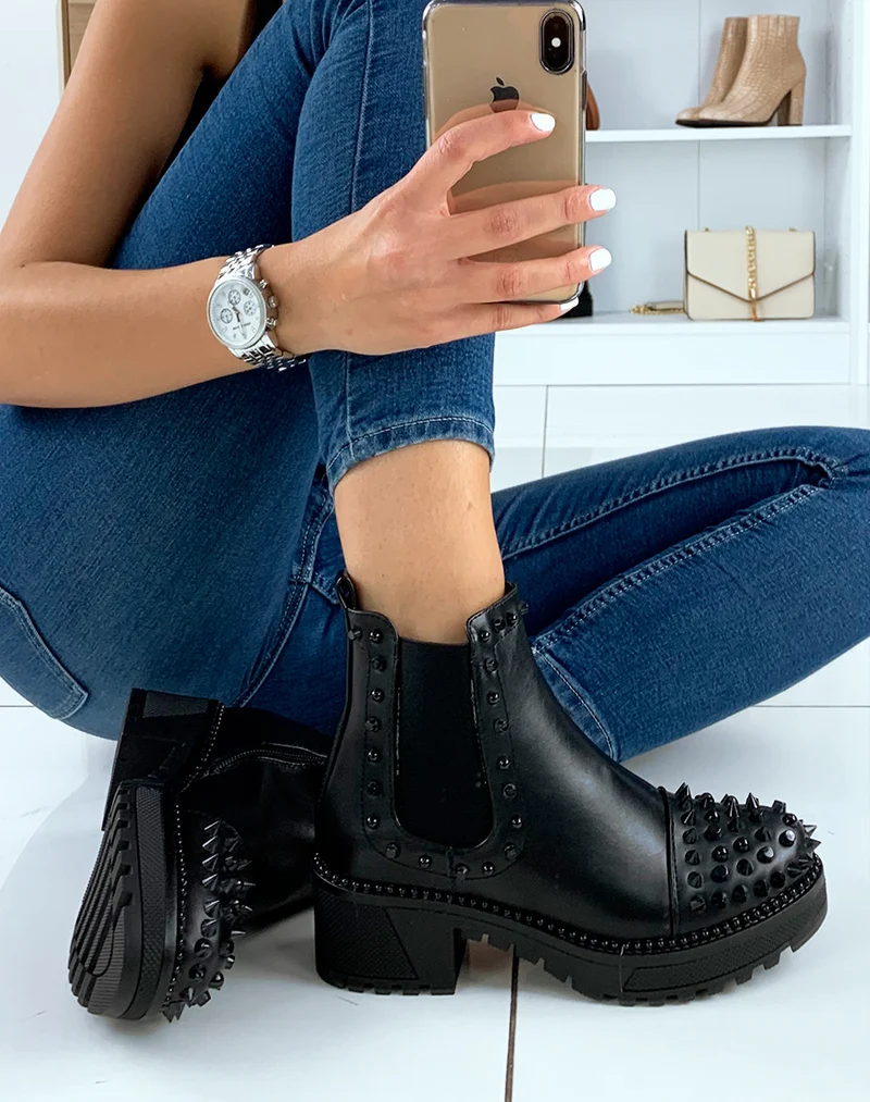 Chelsea boots noire à effet lisse ajouré de clous noirs