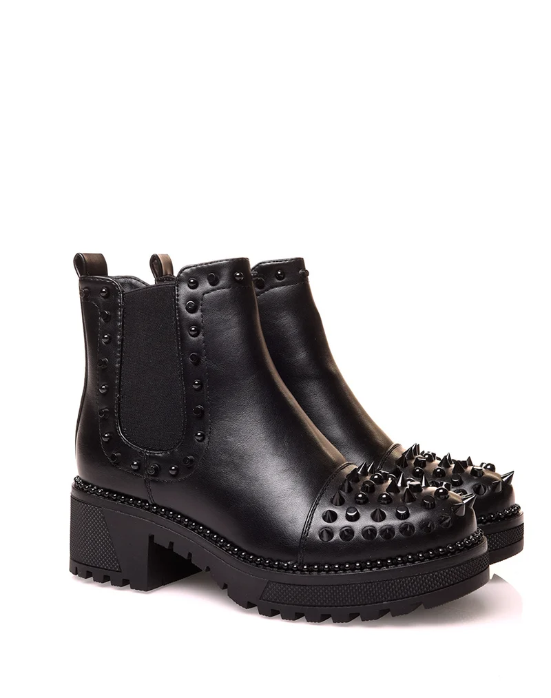 Chelsea boots noire à effet lisse ajouré de clous noirs