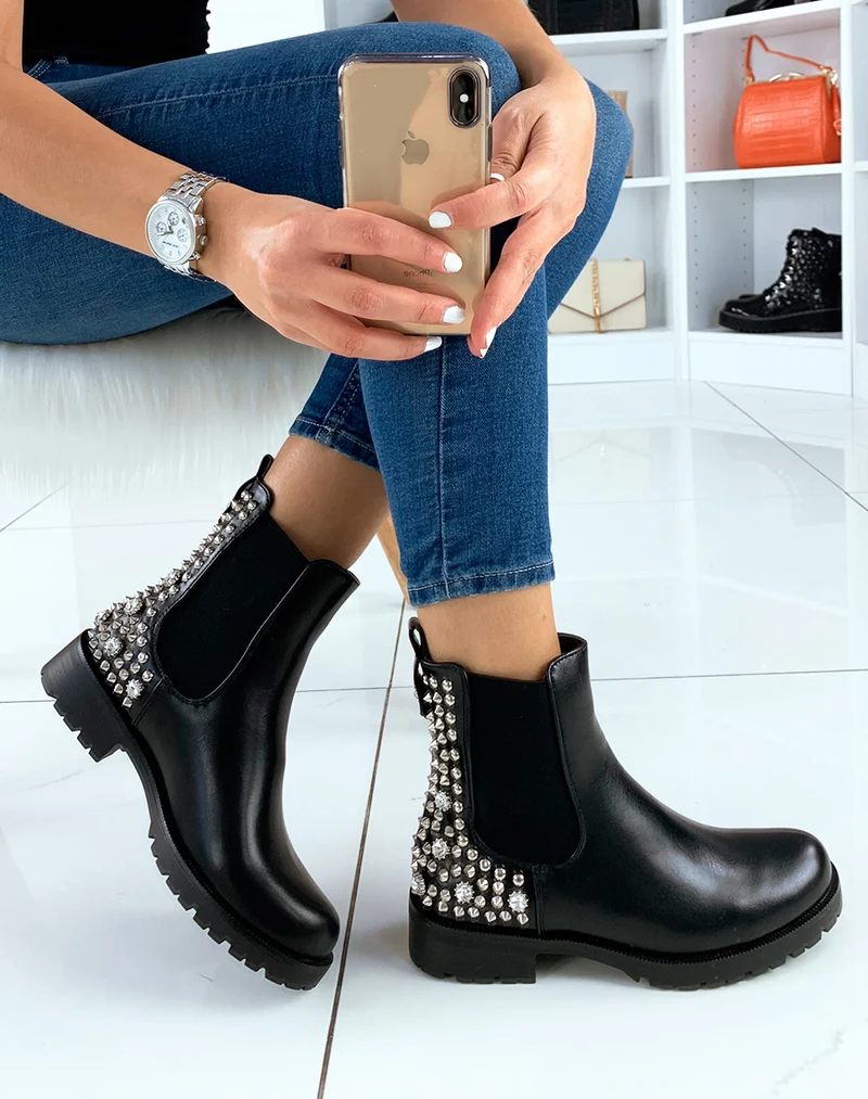 Bottines montantes noires à clous et strass