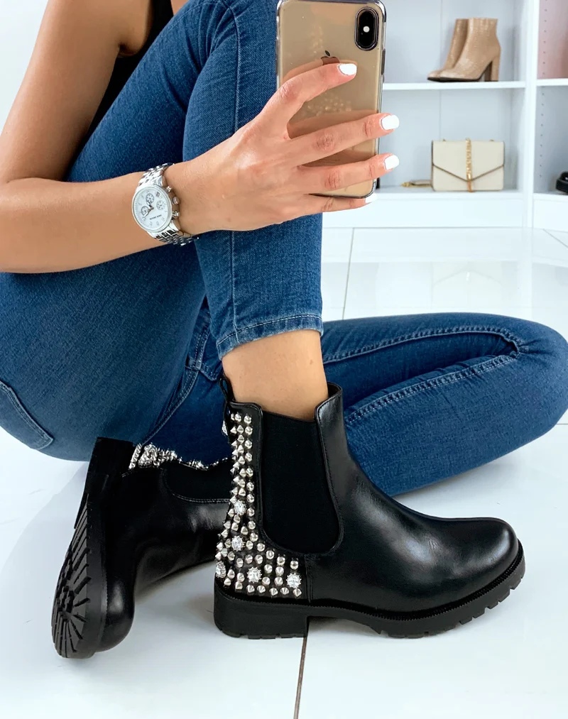Bottines montantes noires à clous et strass