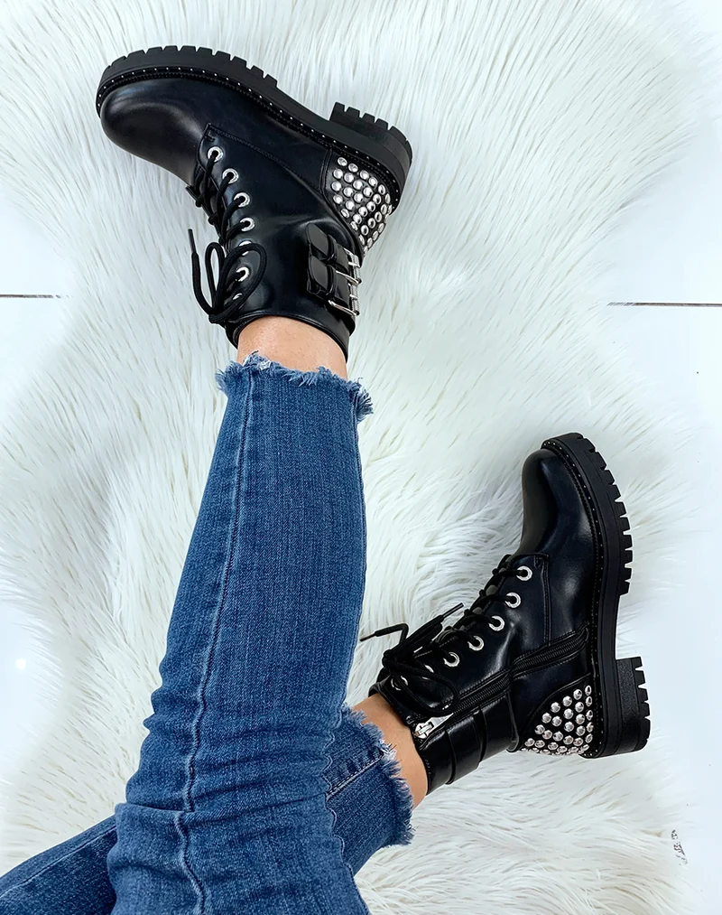 Bottines montantes noires ornées de clous argentés