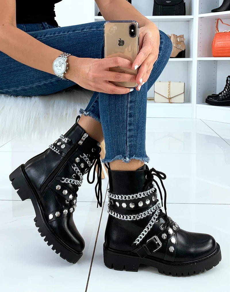Bottines montantes noires ornées de chaines et de clous