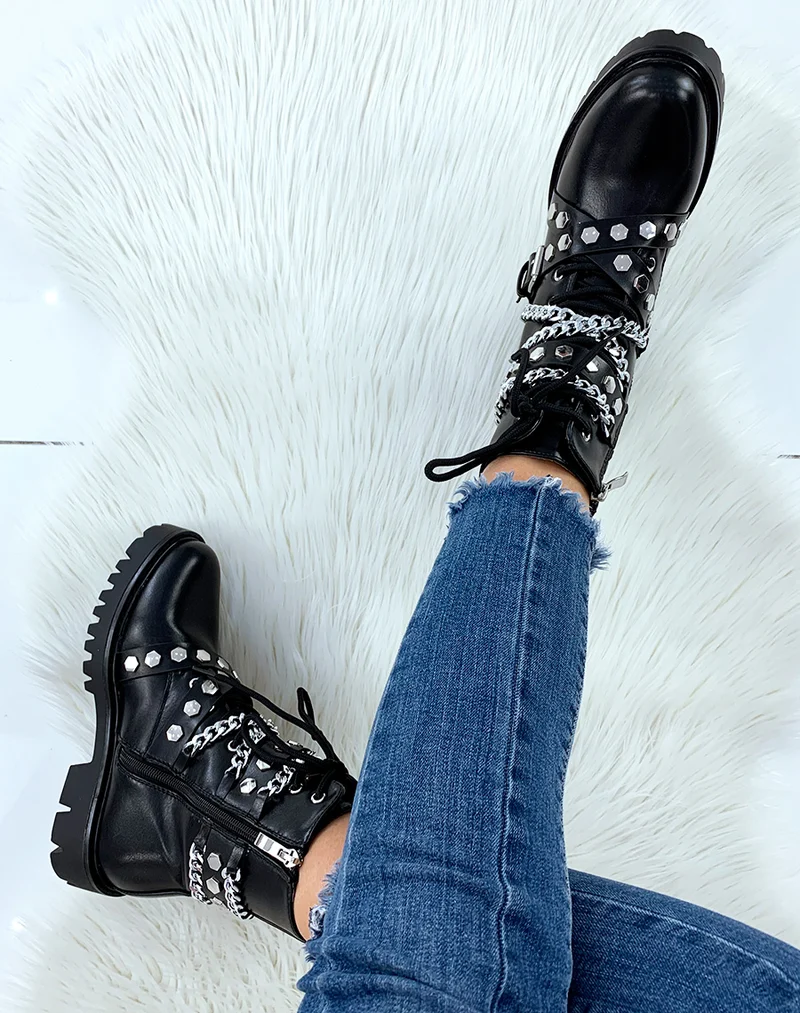 Bottines montantes noires ornées de chaines et de clous