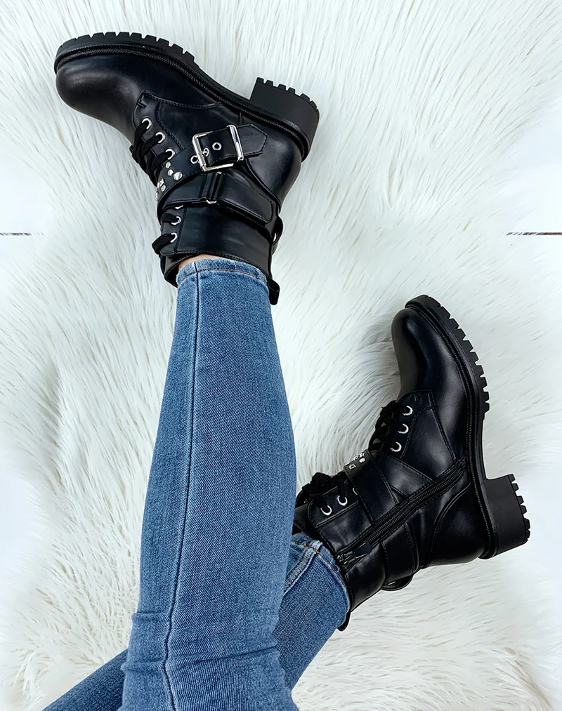 Bottines montantes noires à lanières cloutées