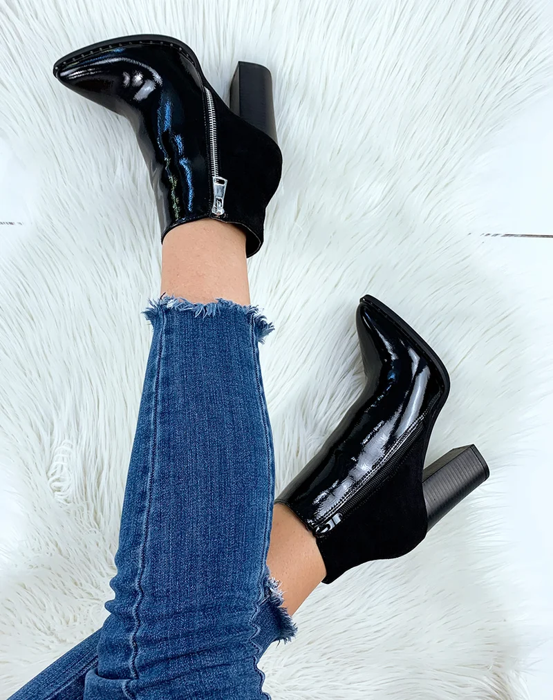 Bottines à talon vernies noires à bout pointu