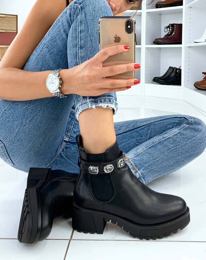 Bottines noires à sangles gros bijoux