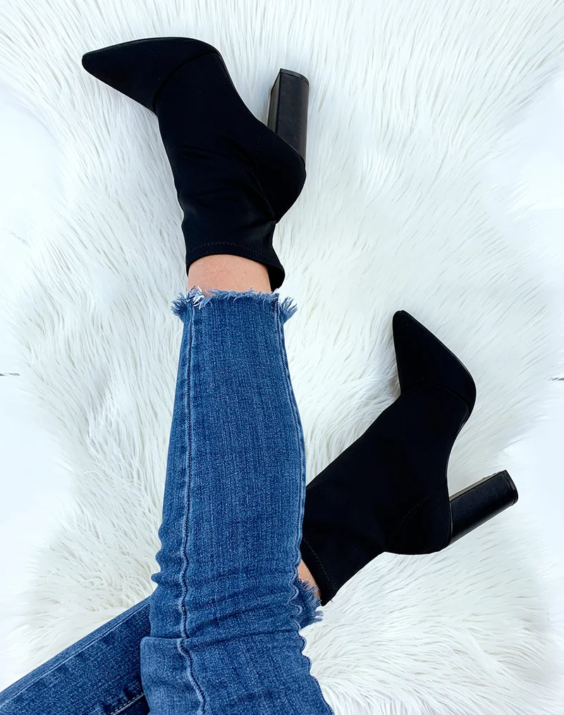 Bottines à talon noires à bout pointu