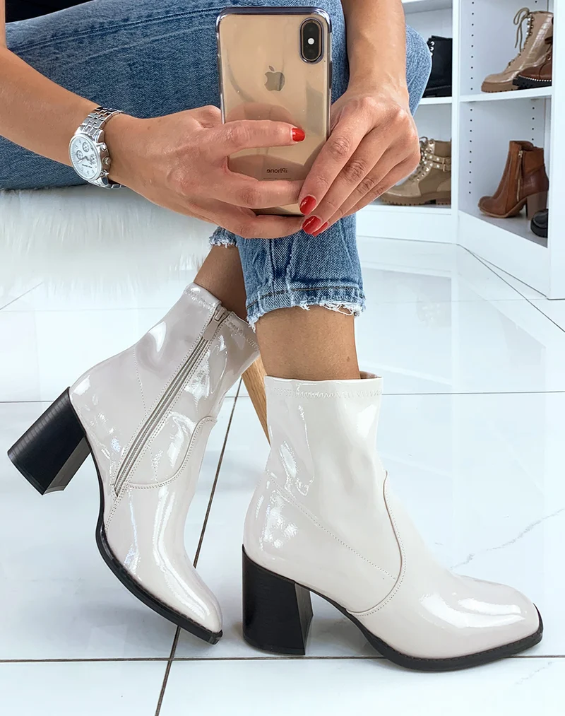 Bottines à talons vernies beiges et à bout carré