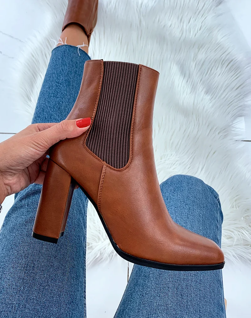 Bottines camel à talon et à bout carré