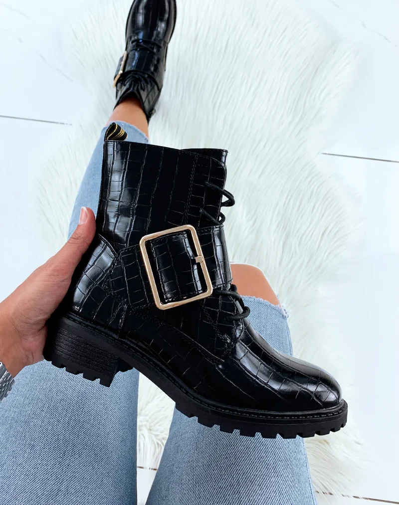 Bottines effet croco noires vernies à lacets et grosses boucles dorés