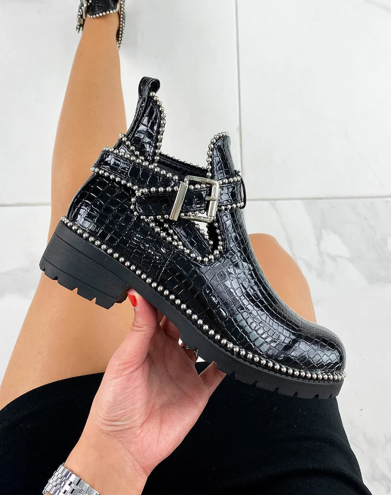 Bottines noires ouvertes en effet croco verni ornées de clous