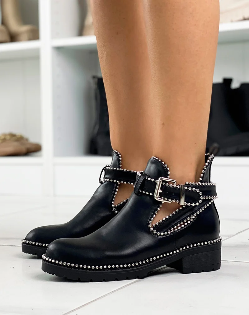 Bottines noires ouvertes ornées de clous