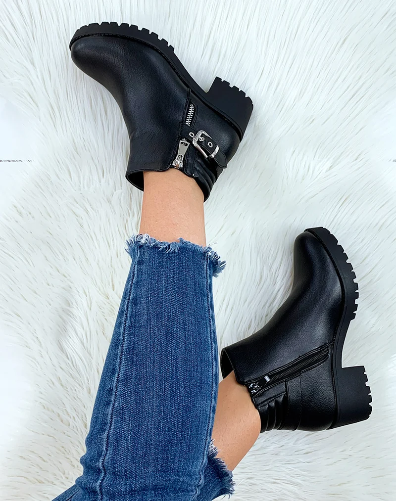 Bottines noires à talons et à zip décoratif