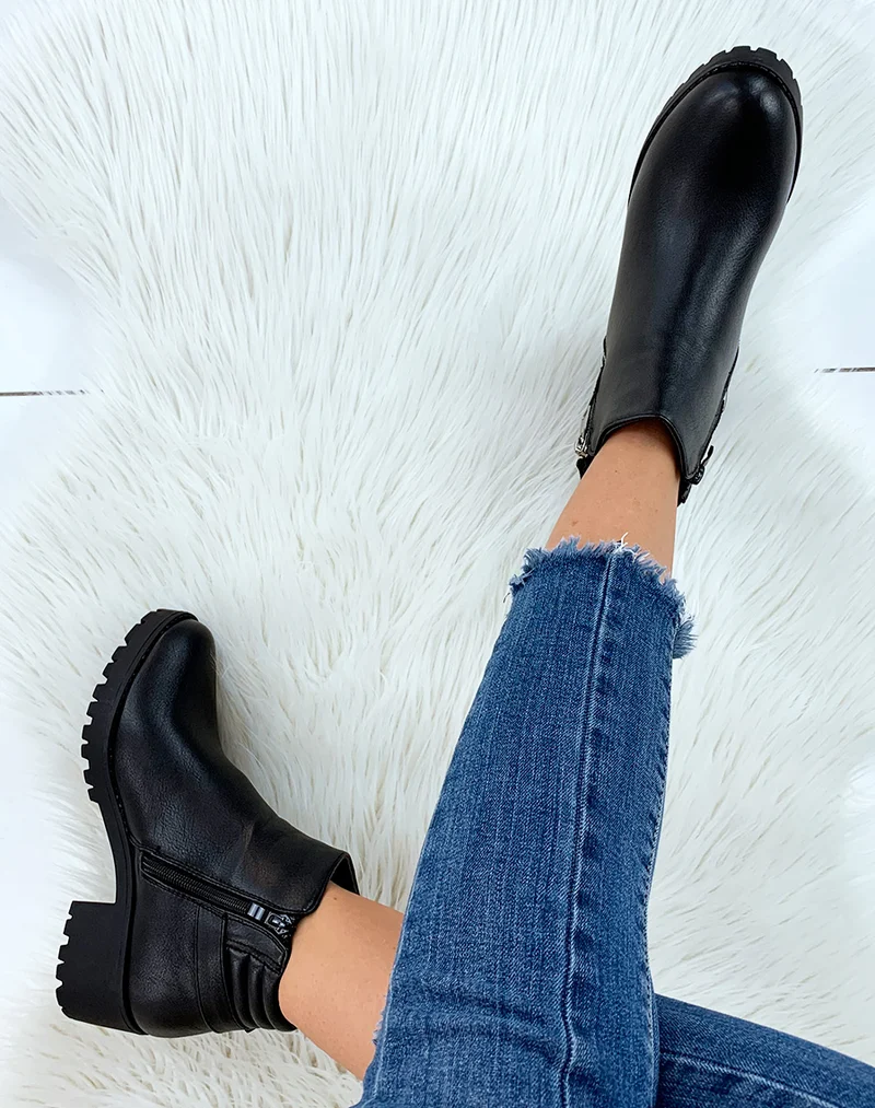 Bottines noires à talons et à zip décoratif