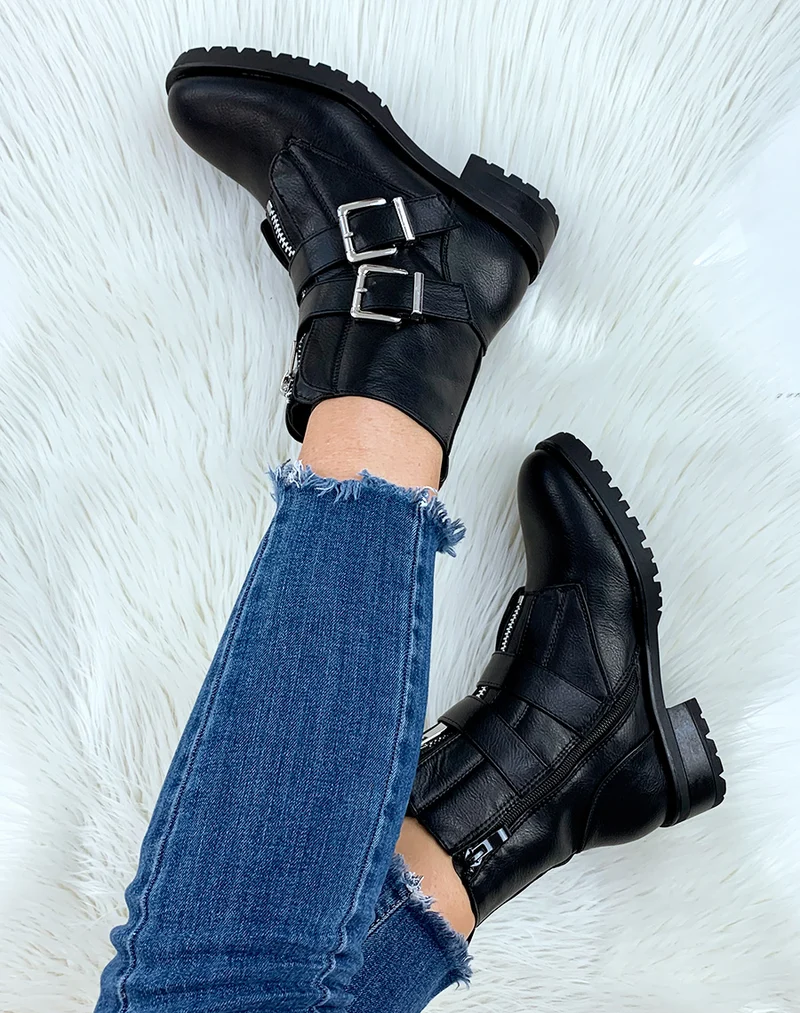 Boots noirs à talon à multiple sangles