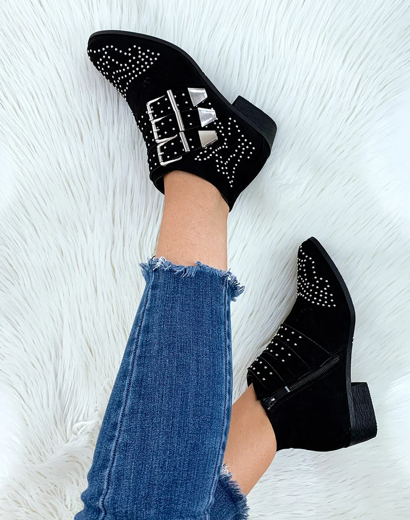 Bottines plates noires en suédine cloutées