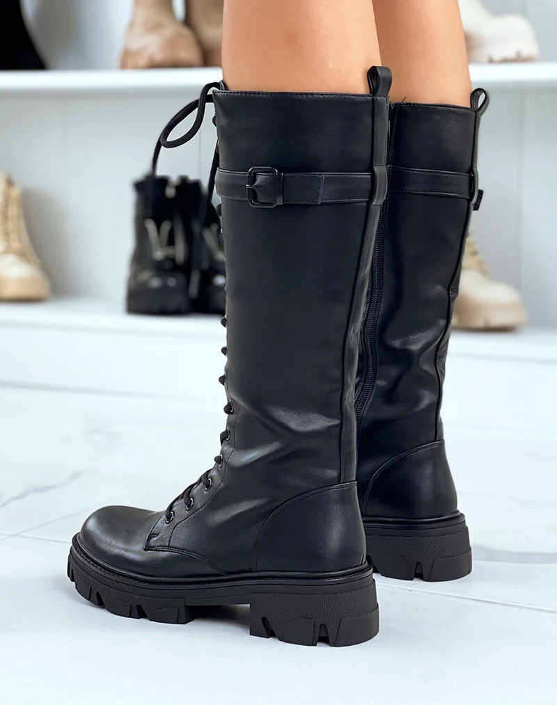 Bottes noires lacées à lanière et semelle crantée